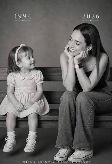 دیدن عکس کودکی بر روی نیمکت